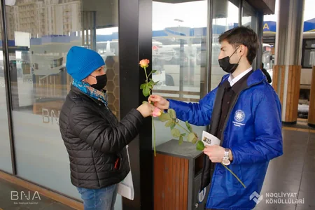 BNA könüllüləri dayanacaqlarda xanımlara gül təqdim edib