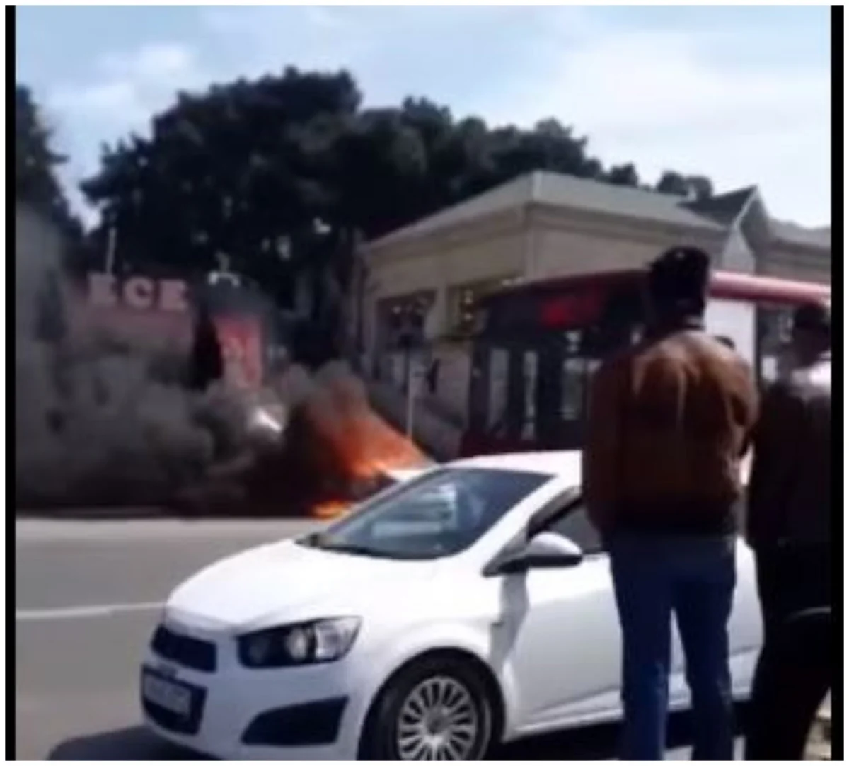 Bakıda avtomobil yanıb - YENİLƏNİB - VİDEO