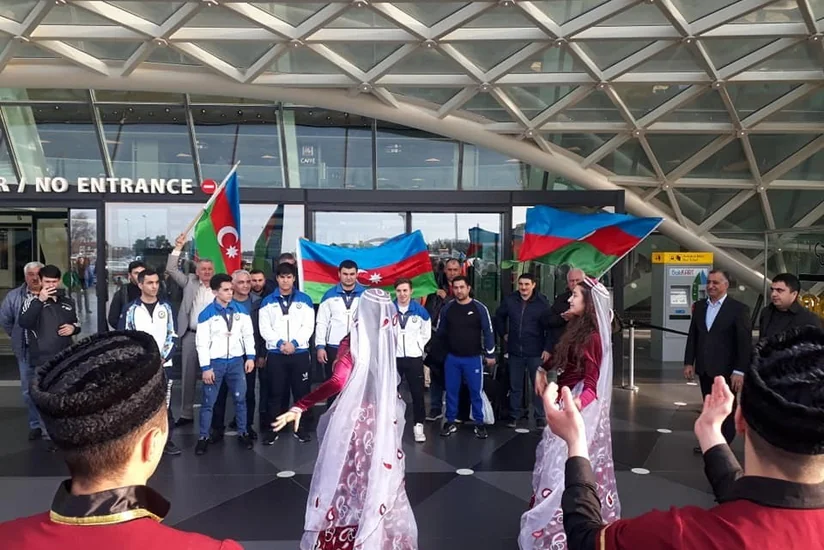 ABŞ-da Dünya birinciliyində iştirak edən ağır atletlər Bakıya qayıdıb - VİDEO