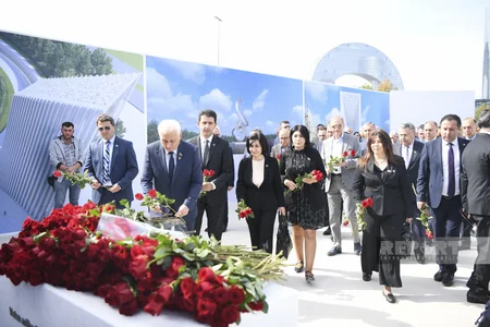 Anım Günü ilə əlaqədar Zəfər parkına ziyarət başlayıb