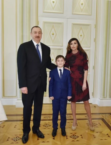 ​Azərbaycan Prezidenti Gəncənin 11 yaşlı sakini ilə görüşüb