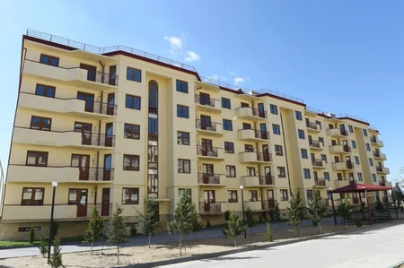 Azərbaycanın Birinci vitse-prezidenti Ramanada məcburi köçkün ailələri üçün inşa edilən yeni bina ilə tanış olub