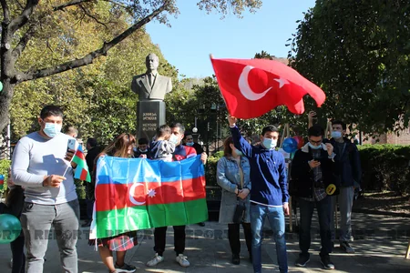 В Тбилиси отмечают победу в Шуше и День государственного флага Азербайджана