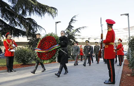 Zakir Həsənov Tbilisidəki Qəhrəmanlar meydanını ziyarət edib - FOTO