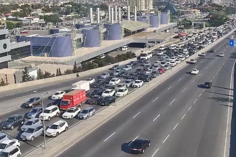 На ряде улиц и проспектов Баку затруднено движение транспорта