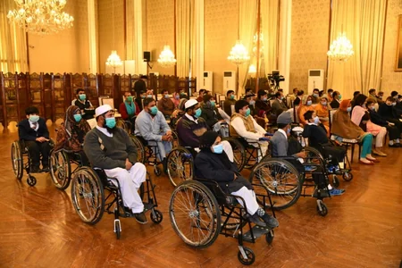 Pakistan Prezidenti Heydər Əliyev Fondunun göndərdiyi əlil arabalarının təqdim olunmasında iştirak edib