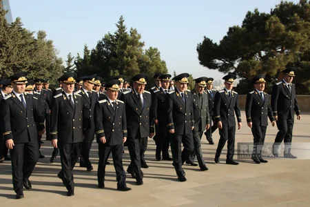Kamran Əliyev prokurorluq işçilərinin peşə bayramı münasibətilə Fəxri xiyabanı ziyarət edib