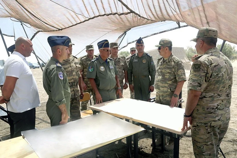 Министр обороны Азербайджана побывал в оперативном штабе, созданном в связи с крушением МиГ-29