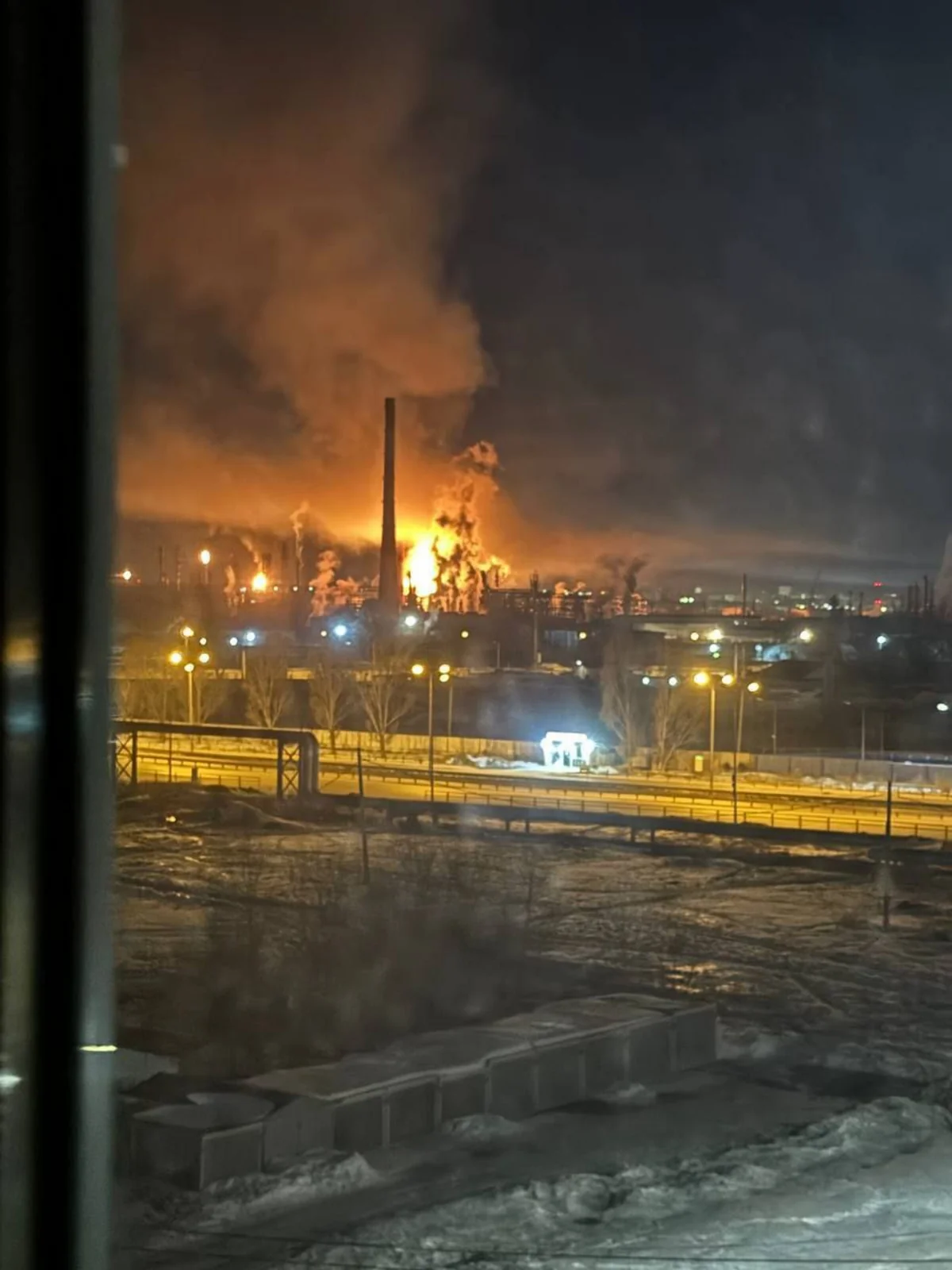 В России БПЛА упал на нефтеперерабатывающую установку