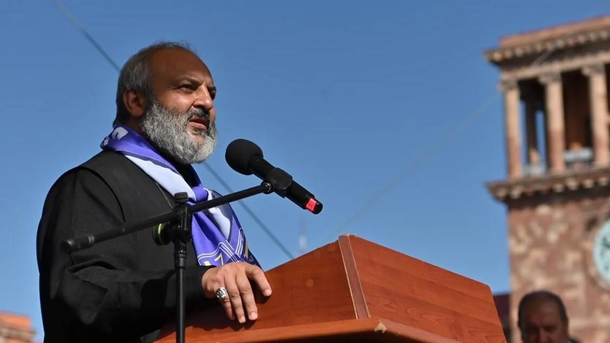 İrəvan polisi mərkəzi küçəni bağlayan etirazçıları saxlamağa başlayıb - YENİLƏNİB