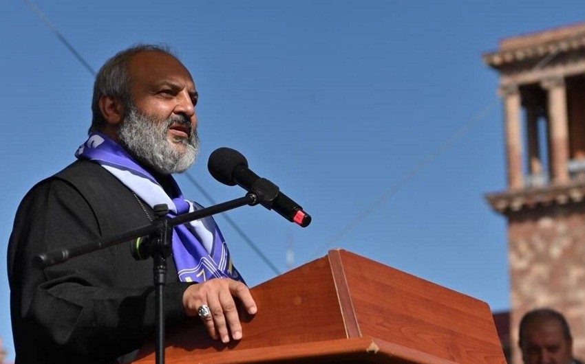İrəvan polisi mərkəzi küçəni bağlayan etirazçıları saxlamağa başlayıb - YENİLƏNİB