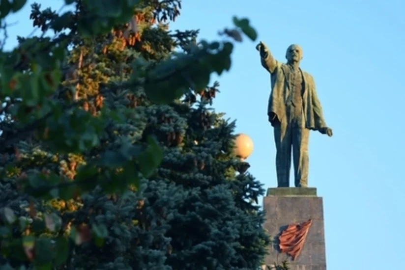 В Киеве снесли последний памятник Ленину