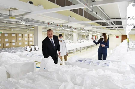 Ilham Aliyev, Mehriban Aliyeva inaugurate face mask factory