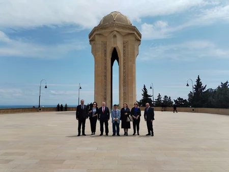 Azərbaycan Milli QHT Forumunun yeni rəhbərliyi Fəxri və Şəhidlər xiyabanlarını ziyarət edib