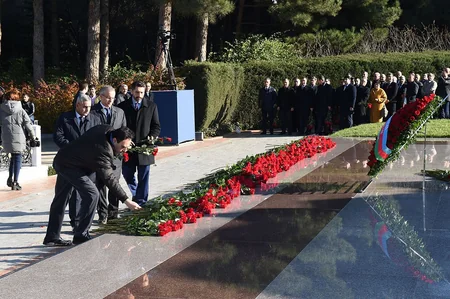 SOCAR management visit Heydar Aliyev’s grave