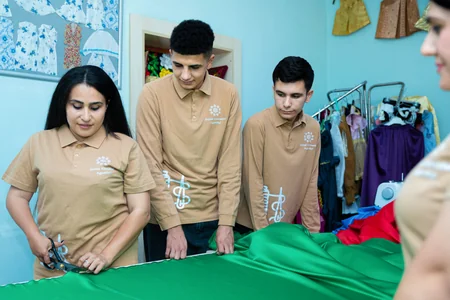 Əlilliyi olan şəxslər Vətən müharibəsinin ildönümü ilə bağlı 44 Azərbaycan bayrağı tikir