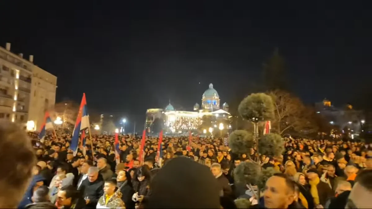 В сербском городе протестующие против нового мэра забросали полицию мукой и яйцами