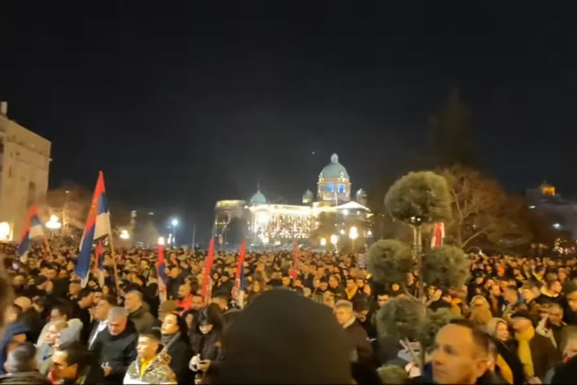 В сербском городе протестующие против нового мэра забросали полицию мукой и яйцами