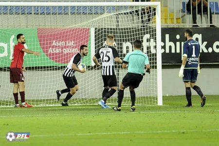 Neftçi Sumqayıtı məğlub edib, məşqçi və futbolçular arasında dava düşüb - VİDEO