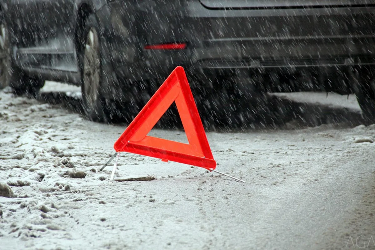 Qarlı hava şəraiti Abşeronda yol qəzasına səbəb olub, xəsarət alanlar var