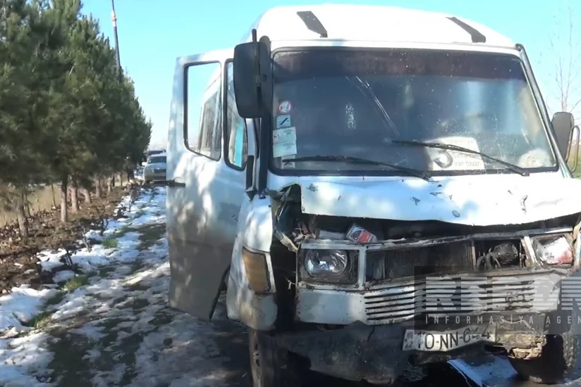 Cəlilabadda marşrut avtobusu qəzaya uğrayıb