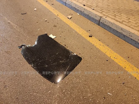 Bakıda avtomobil idarəetmədən çıxaraq işıq dirəyinə çırpılıb