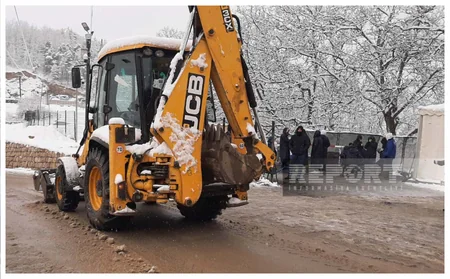 Şuşaya qar yağır, yollar təmizlənir 