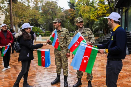 Zəfər və Bayraq günləri münasibətilə paytaxt sakinlərinə bayraq paylanılıb