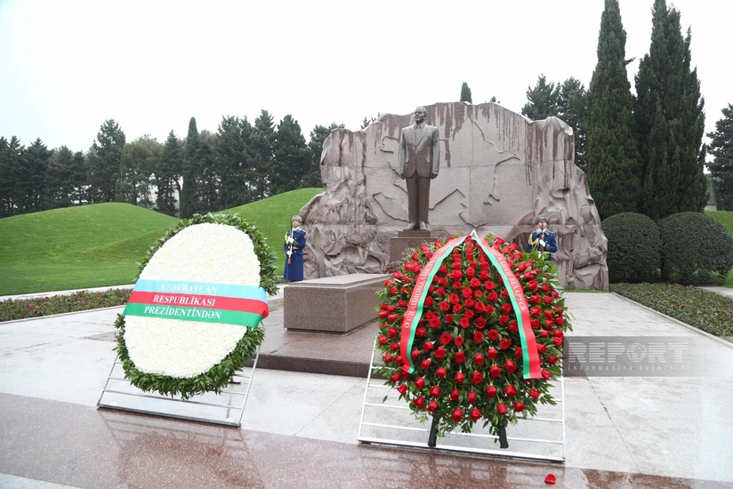 Belarus nümayəndə heyəti Ümummilli Liderin məzarını ziyarət edib