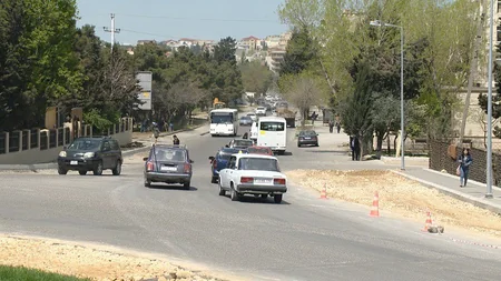 Sabunçu rayonunda yollar və səkilər genişləndirilir - FOTO