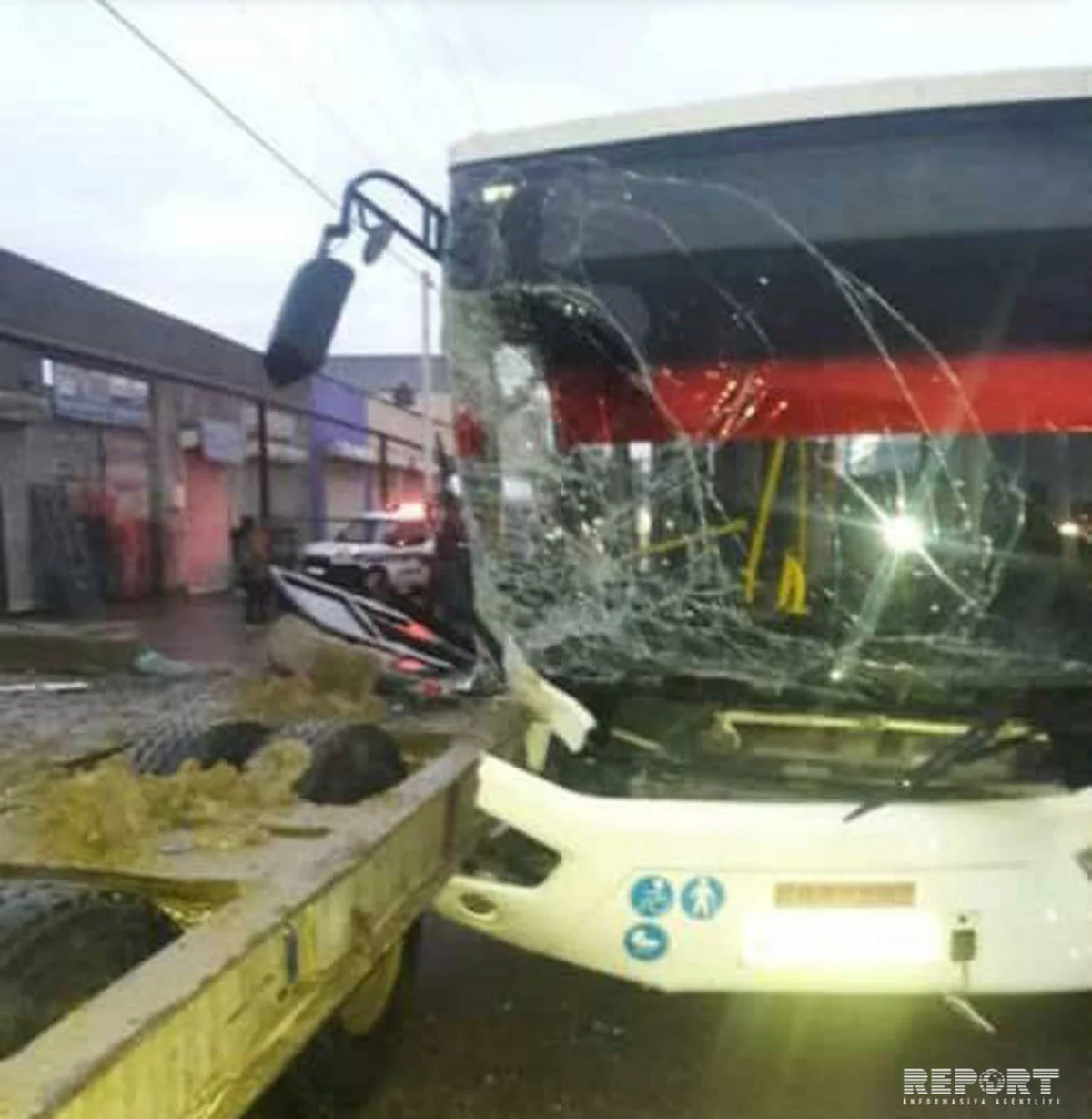 Bakıda sərnişin avtobusu yük maşını ilə toqquşub - FOTO