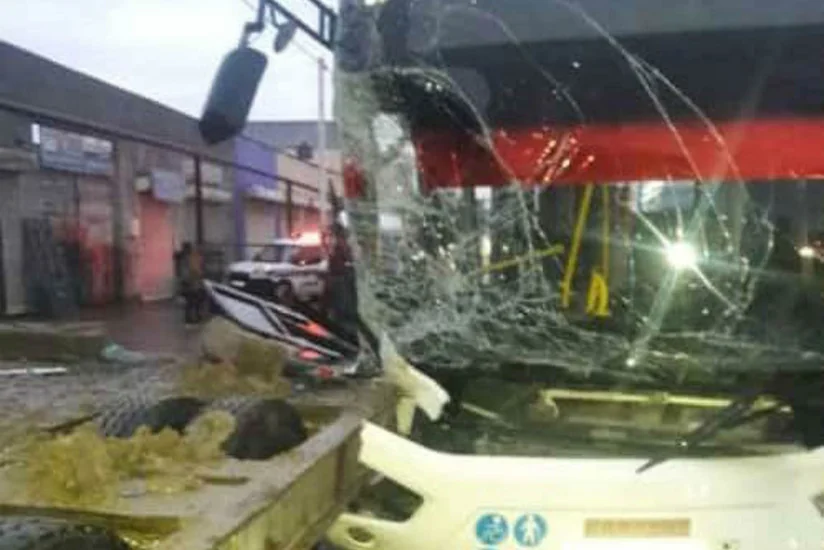 Bakıda sərnişin avtobusu yük maşını ilə toqquşub - FOTO