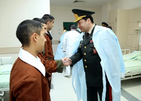 ​Müdafiə naziri Silahlı Qüvvələrin Baş Klinik Hospitalında olub