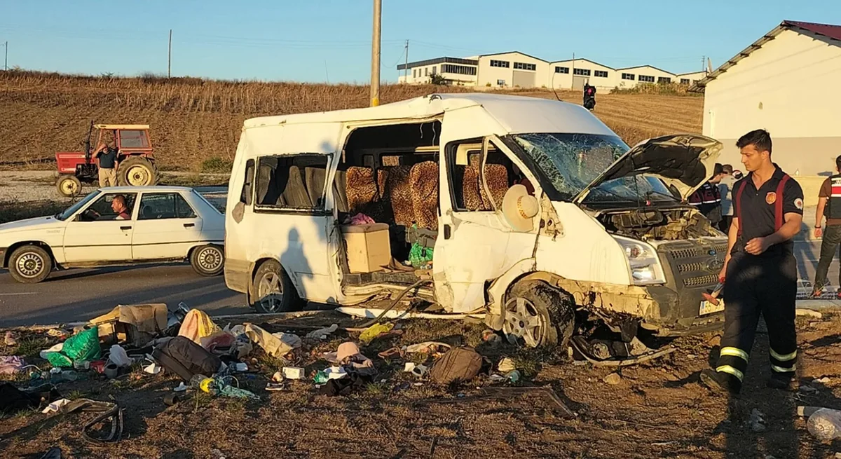 В Турции перевернулся микроавтобус, пострадали до 30 человек