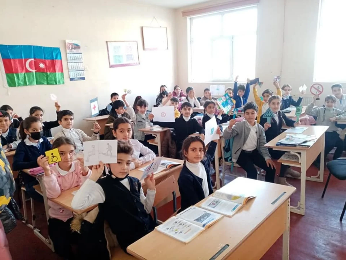 Xırdalanda damını külək uçuran məktəbdə tədris qismən bərpa olunub