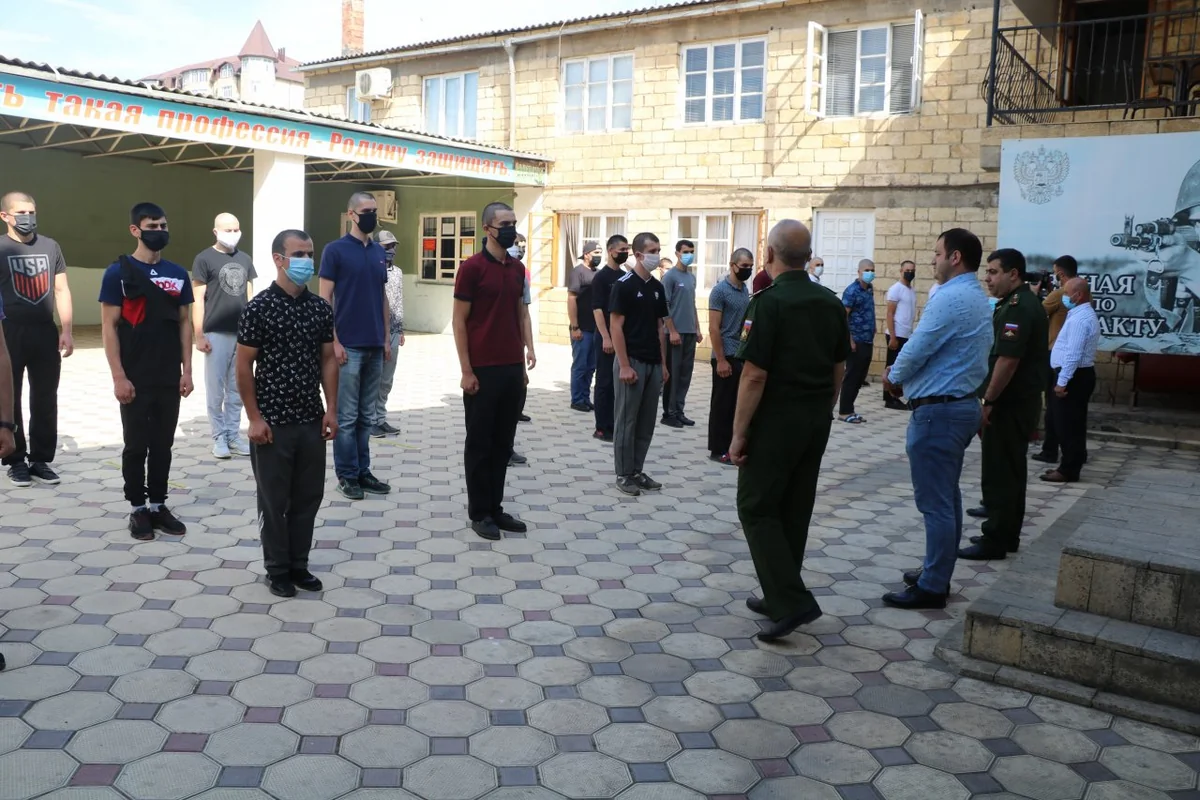 Dərbənd küçələrində kişilərin hərbi komissarlıqlara getmələrinə çağırış edilir
