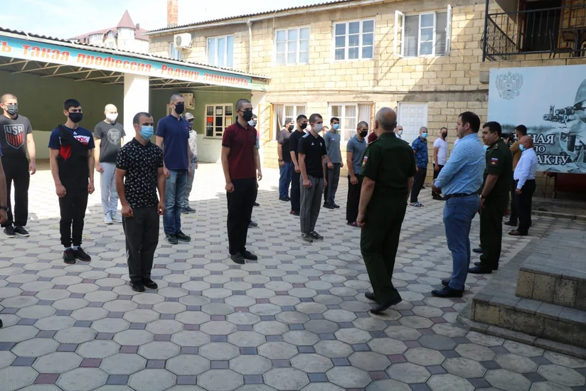 Dərbənd küçələrində kişilərin hərbi komissarlıqlara getmələrinə çağırış edilir