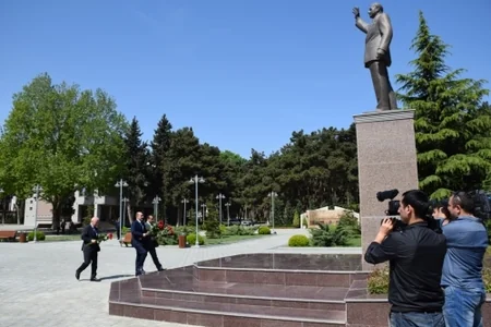Əbülfəs Qarayev vətəndaşları qəbul edib