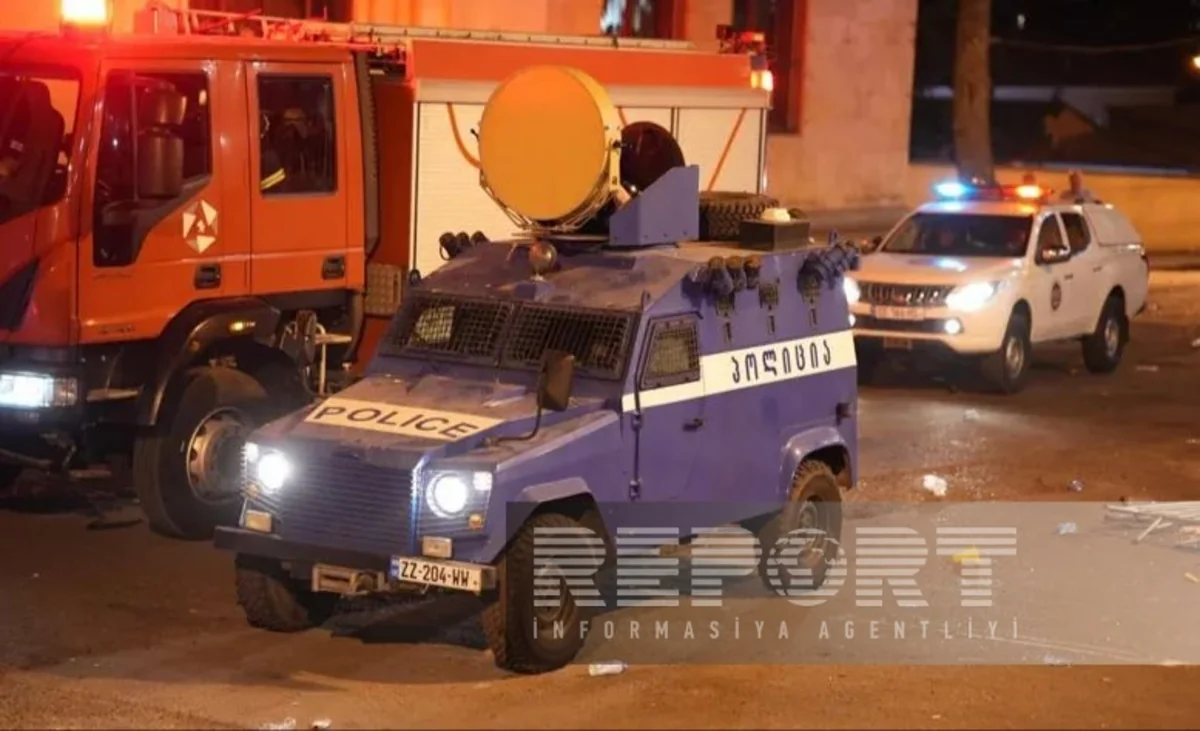 Gürcüstan polisi və xüsusi təyinatlıları parlamentin bütün girişlərini tərk edib