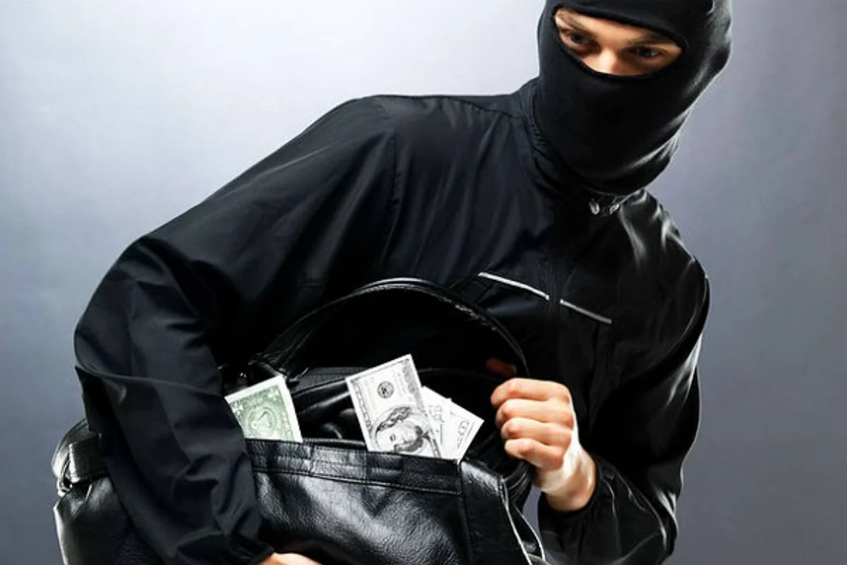 Ukraynada 4 azərbaycanlı quldurluq yolu ilə 55 min dollar oğurlayıb