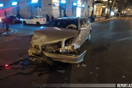 Bakının mərkəzində yol qəzası oldu, avtomobillərdən biri aşdı - YENİLƏNİB