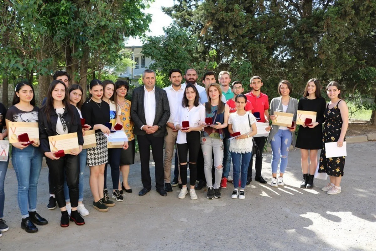 Gürcüstanda azərbaycanlı məzunlara qızıl və gümüş medallar təqdim olunub