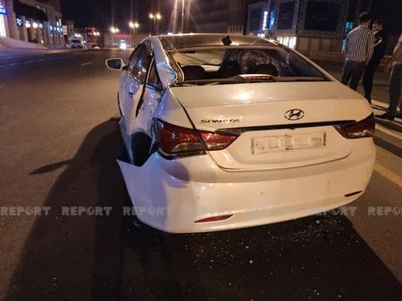 Bakıda avtomobil idarəetmədən çıxaraq işıq dirəyinə çırpılıb