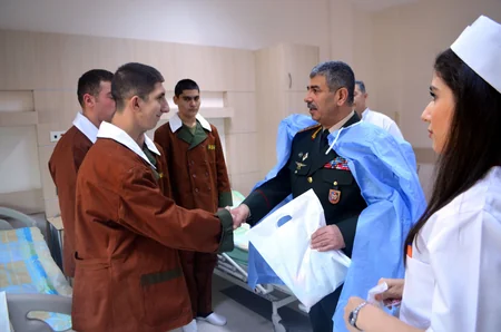 Zakir Həsənov cəbhəboyu zonada yerləşən hərbi tibb müəssisələrində olub