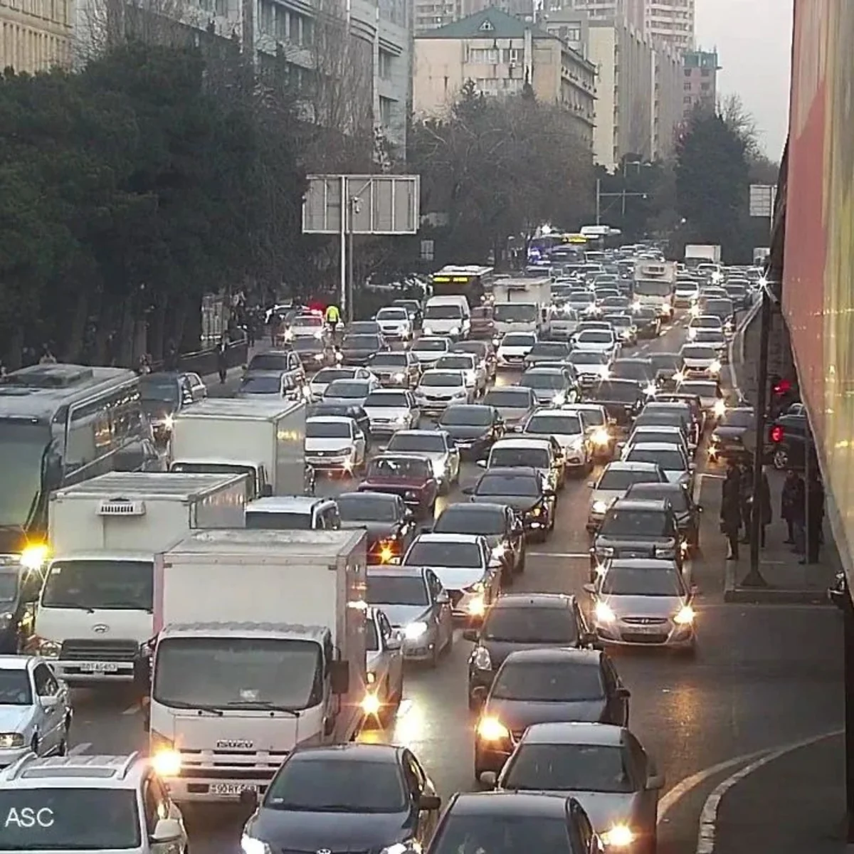 Bakının bir sıra yollarında nəqliyyatın sıxlığı müşahidə olunur