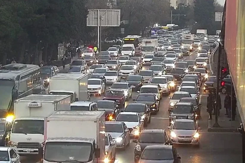 Bakının bir sıra yollarında nəqliyyatın sıxlığı müşahidə olunur