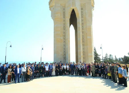 QHT nümayəndələri Anım Günü ilə əlaqədar Fəxri və Şəhidlər xiyabanları ziyarət ediblər