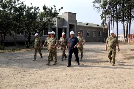 Azərbaycanın müdafiə naziri cəbhə bölgəsindəki hərbi hissələrdə olub