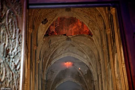 Fransada Paris Notr-Dam кilsəsi yanıb - FOTO - VİDEO