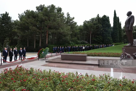 XİN-in rəhbər heyəti Fəxri və Şəhidlər xiyabanlarını ziyarət edib